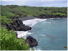 [ black sand beach in the waianapanapa SP - click on the image for an enlargement ]