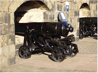 [ huge black canon at edinburgh castle ]